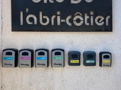 Boites à clés pour recevoir les vacanciers à tout heure, toute l année pour les locations des gîtes de l'abri-côtier au bord de l amer, provence alpes cote d'azur