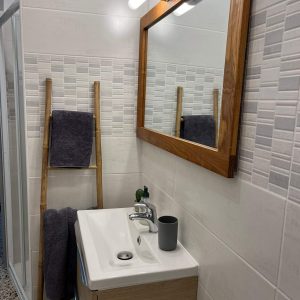 salle de bain joliment décoré dans un gite aux saintes maries de la mer