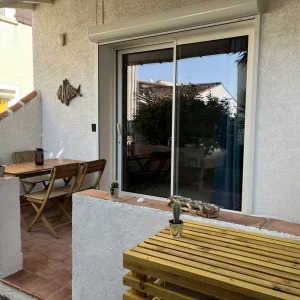 Terrasse ensoleillée avec vue sur les étangs et les flamants pour ce logement "les poissons" aux saintes maries de la mer
