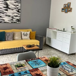 Salon confortable avec canapé et télévision à écran plat donnant sur le coin salle à manger de ce gite aux saintes maries de la mer