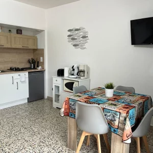 Maison de vacances avec espace coin repas donnant sur un salon ensoleillé dans ce beau gite "les poissons"