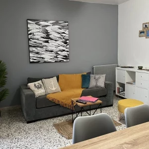 Salle à manger et salon spacieux avec table et chaises dans un logement de vacances