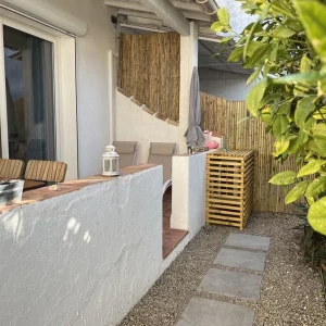 Vue sur le jardin et la terrasse du gîte "les poissons" au bord de la mer pour des locations de vacances
