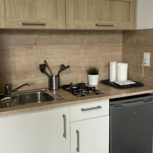 coin cuisine tout equipée, entièrement fonctionnel dans ce gîte en bord de mer idéal pour profiter de la Camargue