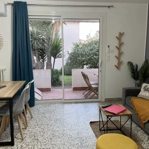 Gîte confortable avec salon joliment décoré et terrasse ensoleillée en Camargue
