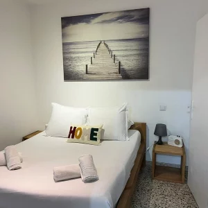 Chambre lumineuse et spacieuse avec lit double donnant sur la grande terrasse du gite "les poissons "