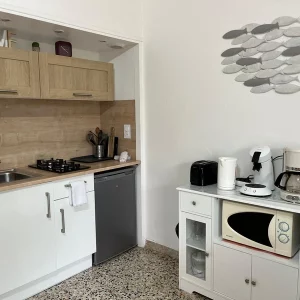 Cuisine équipée dans une maison de vacances proche de la mer avec cafetière, micro ondes plaque à gaz...