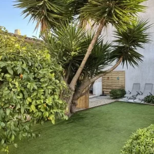 Vue sur le jardin et la terrasse du gîte avec parking gratuit à 50m pour de superbes vacances en location