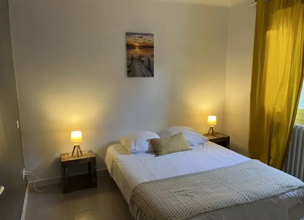 jolie chambre lumineuse à louer dans le gite de l'abri-côtier au sud de la France, au bord de la mer