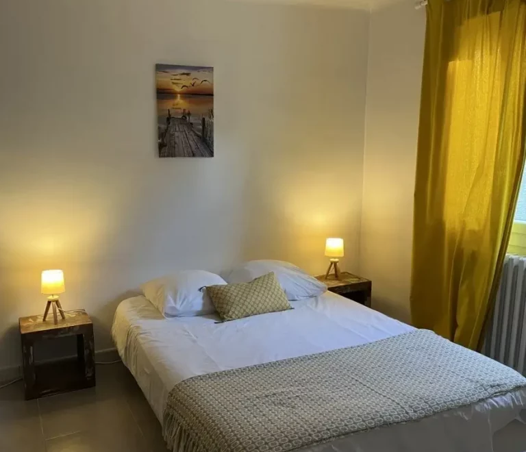 jolie chambre lumineuse à louer dans le gite de l'abri-côtier au sud de la France, au bord de la mer