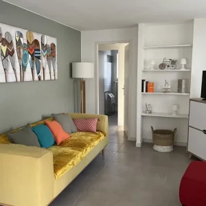 Salon avec télévision et canapé convertible dans le gite "bateau" pour de longues locations d été