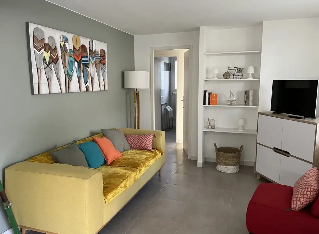 salon dans ce gîte avec décoration camarguaise et ambiance chaleureuse, tout confort, télévision, climatisation , à louer toute l'année