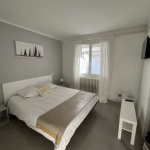 chambre double dans cette location de vacances à Saintes-Maries-de-la-Mer avec proximité des plages