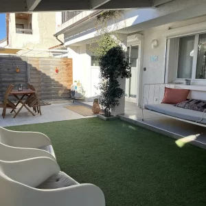 Terrasse ensoleillée avec salon de jardin et mobilier extérieur confortable et abritée pour les étés très chauds en location