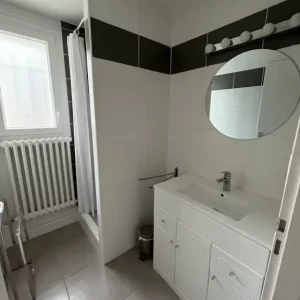 salle de bain du gite "bateau" pour 4 personnes dans le mas l'abri-côtier aux saintes maries de la mer