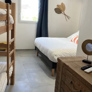 chambre avec lit double et lit superposé dans ce gite "les chevaux" pour 2-4 personnes pour une location dans le confort