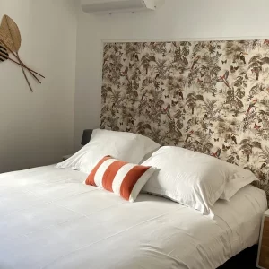 Chambre avec lit double et rangements pour vos vacances en Camargue dans le Sud de la France
