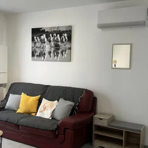 Salon confortable avec canapé et télévision à écran plat et climatisation , joli décoration dans ce gite des "chevaux"