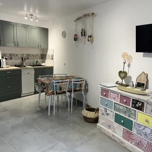 Appartement avec cuisine ouverte sur le salon pour séjour en famille dans ce gite "les chevaux"