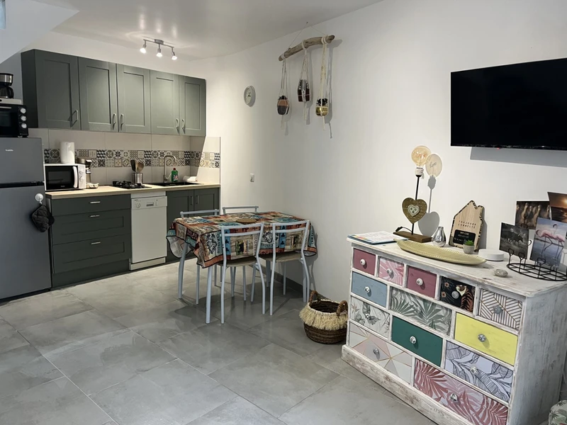 Gîte avec cuisine ouverte sur le salon pour séjour en famille au bord de la mer, ouvert toute l'année en location