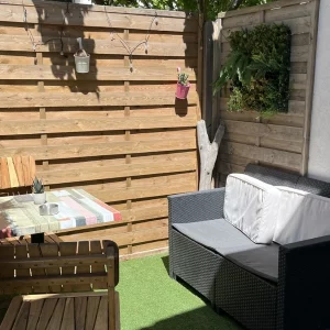 Gîte de vacances avec espace extérieur et coin repas en plein air