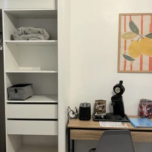 rangements et bureau dans ce petit studio lumineux du mas abri côtier aux Saintes Maries de la Mer