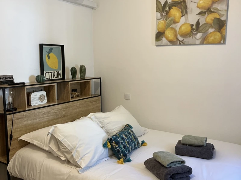 Chambre avec lit double et rangements pour vos vacances en Camargue ouvert à la location toute l'année pour des vacances superbes au soleil