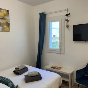 Chambre double lumineuse pour des vacances aux Saintes-Maries-de-la-Mer