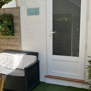 Terrasse ombragée avec table et chaises dans un appartement de vacances