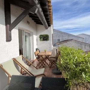 Terrasse ensoleillée avec vue sur les étangs et les flamants de ce grand gîte