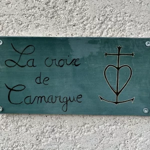pancarte annonçant le gite croix de Camargue dans le mas l abri côtier aux Saintes Maries de la Mer