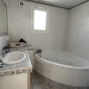 salle de bain avec baignoire dans ce grand gite au bord de la méditerranée en camargue