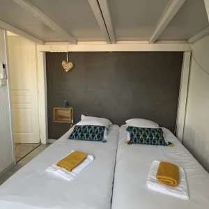 Chambre lumineuse avec lits simples pour enfants ou amis au gite croix de camargue pour 6 personnes
