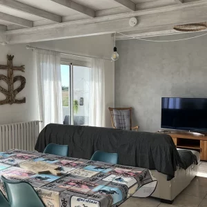 Salon confortable avec canapé et télévision à écran plat au gîte croix de Camargue, aux saintes maries de la mer