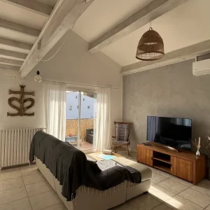 Appartement avec cuisine ouverte sur le salon pour séjour en famille en vacances au bord de la mer méditerrannée