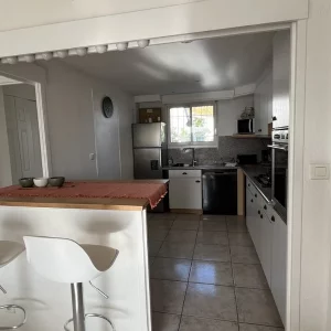 Cuisine équipée avec réfrigérateur, micro-ondes et ustensiles dans ce grand gite de l abri côtier aux saintes maries de la mer