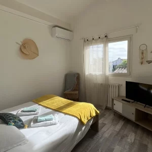 chambre avec lit double dans cette Location de vacances à Saintes-Maries-de-la-Mer avec proximité des plages