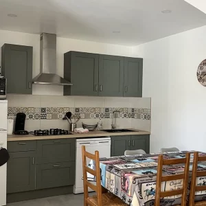 Cuisine équipée avec réfrigérateur, micro-ondes , cafetière et tout confort dans ce gite "Taureaux" au bord de la mer