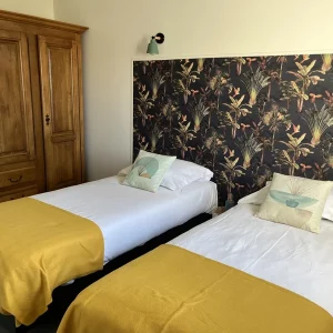 chambre avec deux lits simples dans cette location de vacances au bord de la mer