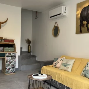 Salon du logement "taureaux " avec canapé et télévision pour des vacances relaxantes dans le sud de la France