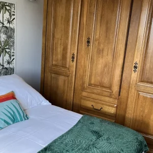 Chambre avec lit double et rangements pour des vacances à Saintes-Maries-de-la-Mer