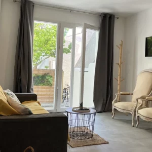 Salon avec télévision et canapé convertible dans un appartement