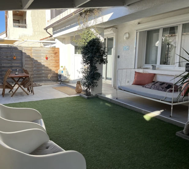 extérieur de gites du mas de l'abri-côtier, pour des locations toute l'année avec tout le confort et l'espace nécessaires à de superbes vacances au soleil