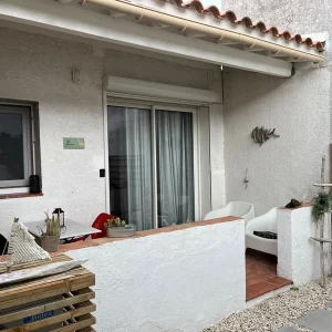 Vue sur la terrasse du gîte "flamants" aux saintes maries de la mer