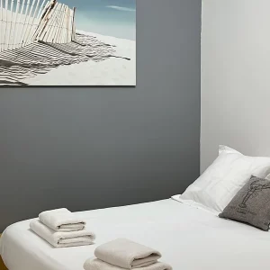 Chambre avec lit double et rangements pour vos vacances en Camargue avec une superbe décoration