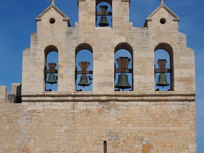 clocher des saintes maries de la mer où se trouvent les gites de l 'abri-côtier en location toute l'année dans le sud de la France