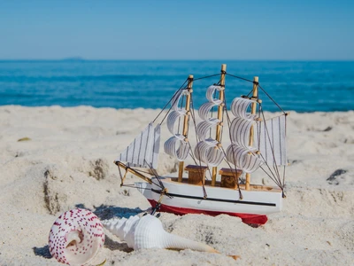 les plages du Sud de la France avec un jouet et des coquillages sur du sable blanc