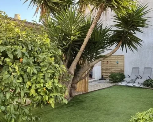 Vue sur le jardin et la terrasse du gîte avec parking gratuit à 50m pour de superbes vacances en location