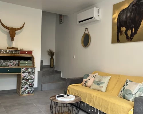 Salon du logement "taureaux " avec canapé et télévision pour des vacances relaxantes dans le sud de la France